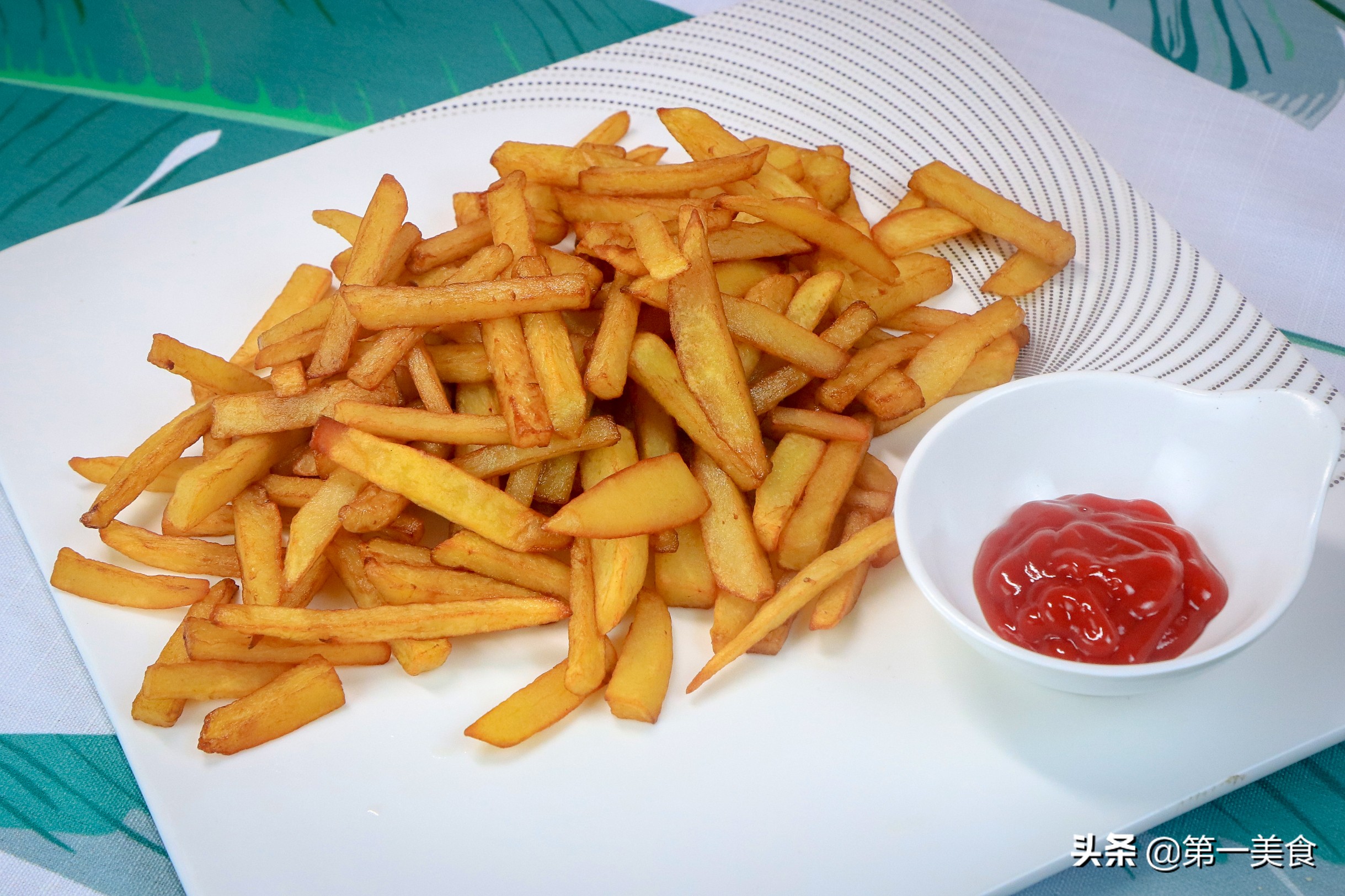 今天为大家分享一道家常小吃"炸土豆条"的做法,说起薯条想必大家绝对