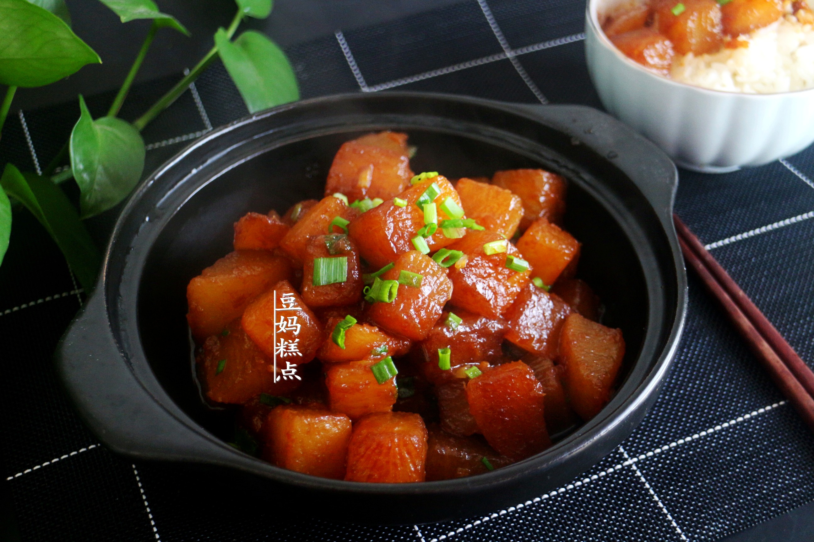 红烧萝卜怎么做好吃又简单(素菜馆里的招牌菜红烧萝卜)