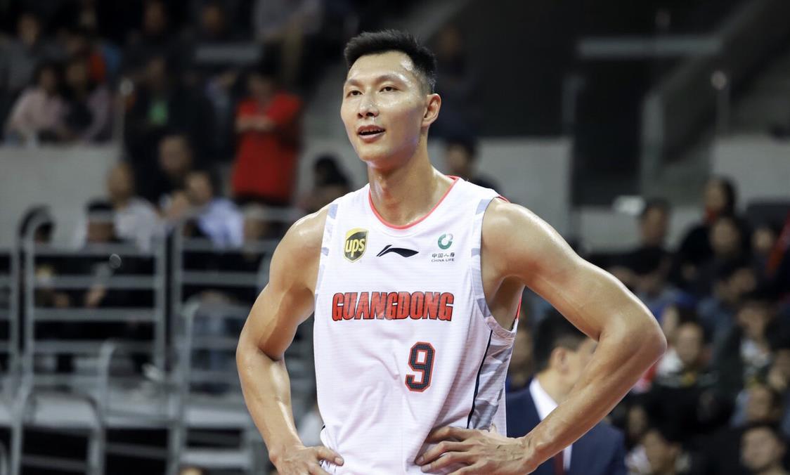 男篮易建联简介（从青涩男孩到广东男篮的顶梁柱，易建联当之无愧的CBA第一人）-趣拿体育