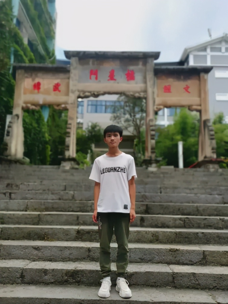 贵州省今年高考状元（农家娃勇夺省状元）