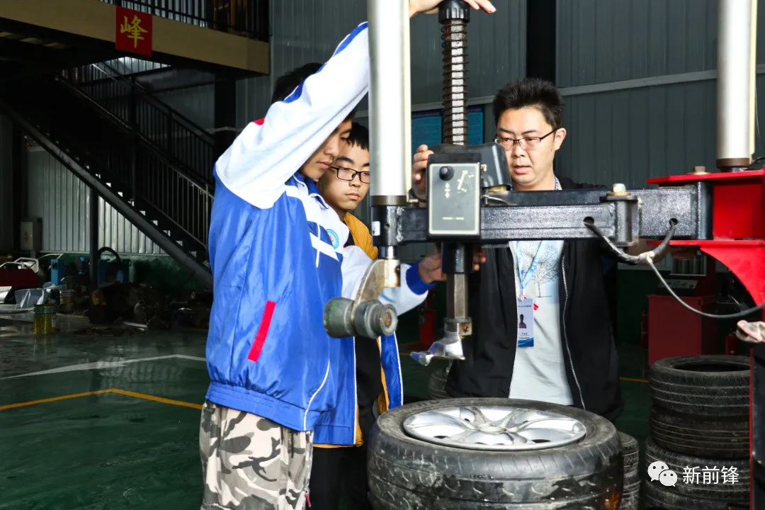 广安市世纪职业技术学校的刘萌怡同学以中职类全省第一名考入高校