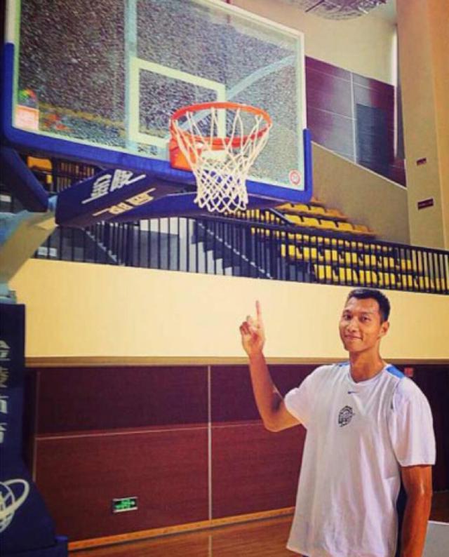 为什么nba的篮板扣不碎（扣碎篮板的8大瞬间：乔丹单臂把篮板扣粉碎，易建联也扣碎过）