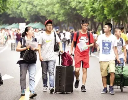 大学住集体宿舍很压抑（大学寝室）