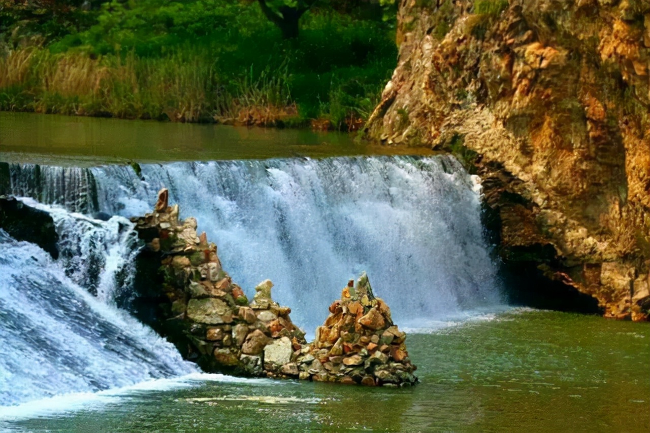 辽宁小众旅游城市，景色不逊于桂林，仿佛世外桃源，景点多游客少