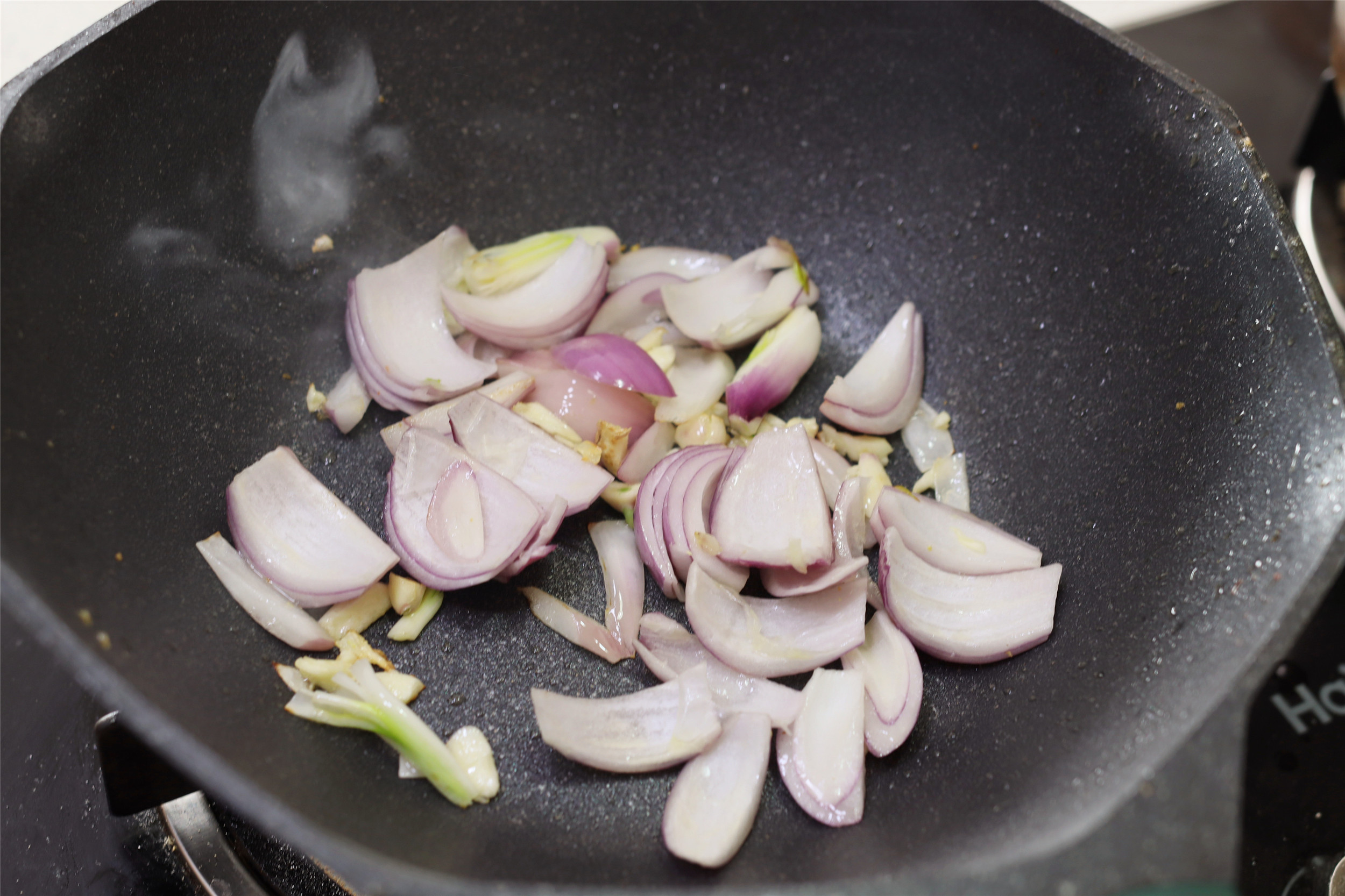 鸡蛋、洋葱加辣椒，3样菜这样炒，吃一次忘不了，年夜饭有好菜了