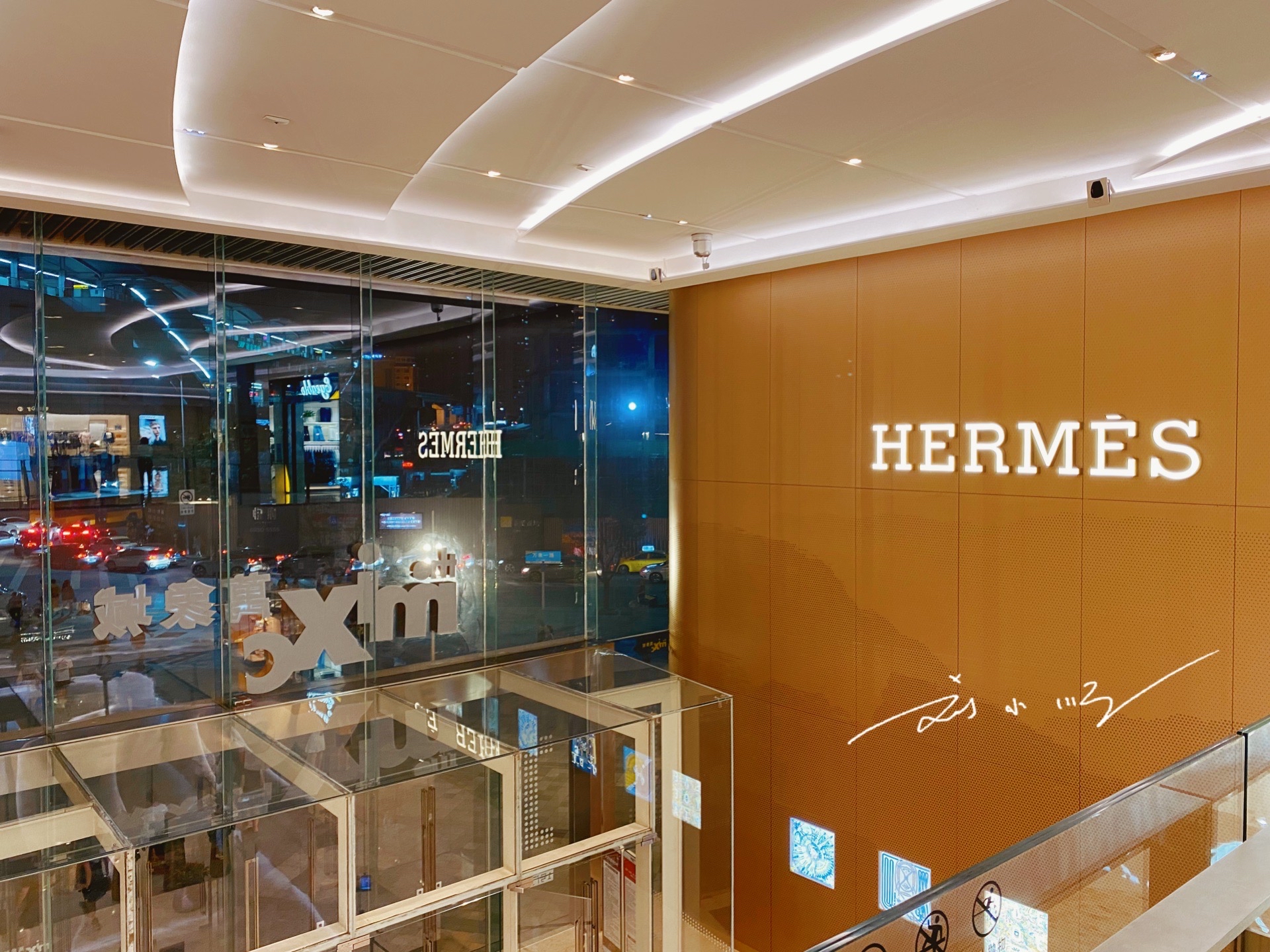 主要原因就是如今重庆唯一的一家爱马仕专卖店就设置在"万象城".