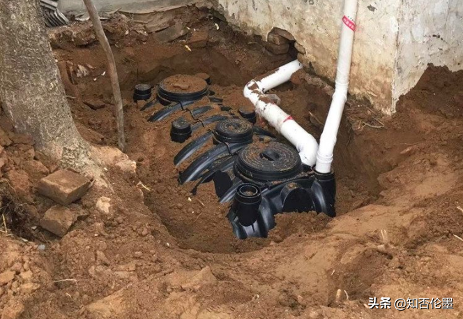 按照建筑标准的规定,化粪池都要设置直径为10厘米的通气管道,尽量让