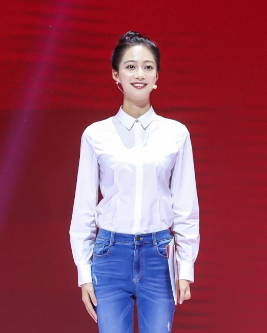 朗诵员“冯琳”火了，千里挑一的她能有多优秀？杨澜：遇强则强