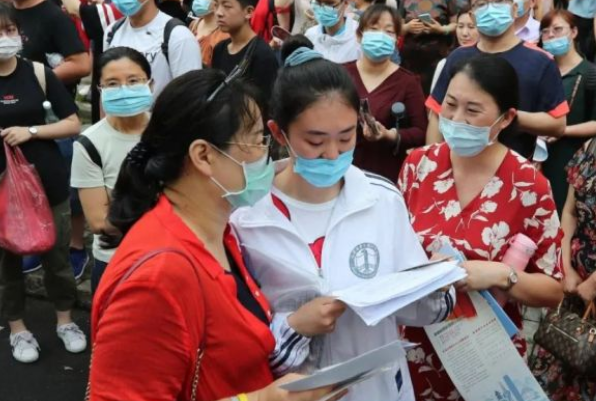 多省高考阅卷现场图片流出，高考分数是这样诞生的，考生：长见识