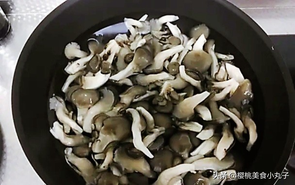 蘑菇怎么炸才酥脆家常做法（秘制美味炸蘑菇的做法分享）