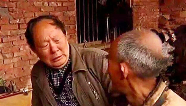 单身汉为娶妻，花120元买下被拐女大学生，两人和牲畜一起住17年