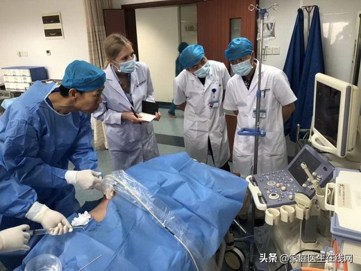 前列腺增生，如何治疗彻底又安全？外国医生来取经