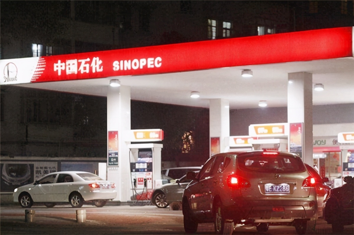 他发明“烧水汽车”，83升水跑3千公里后离奇死亡，加油站躺枪