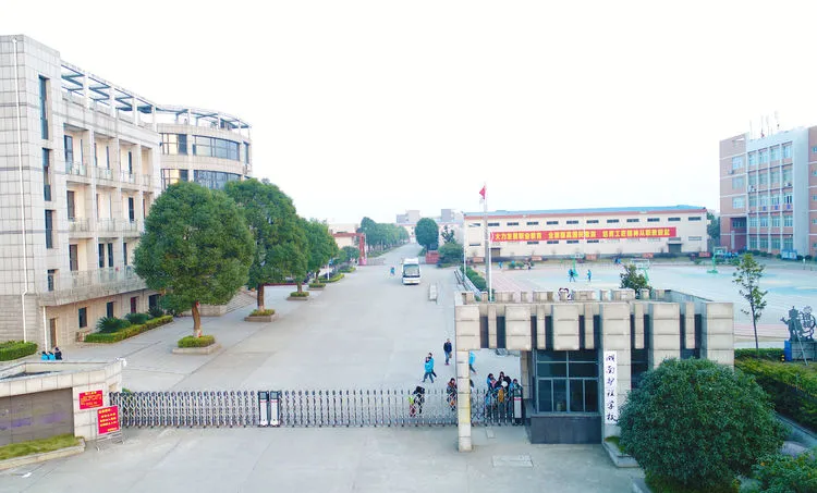 部分学费全免！初中毕业就能报名！留学回国可拿本科文凭、湘雅教授授课…湖南护理学校招生