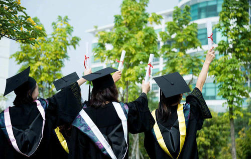 儿子高考430分，家长摆30桌升学宴庆祝，亲戚三本大学有啥好显摆