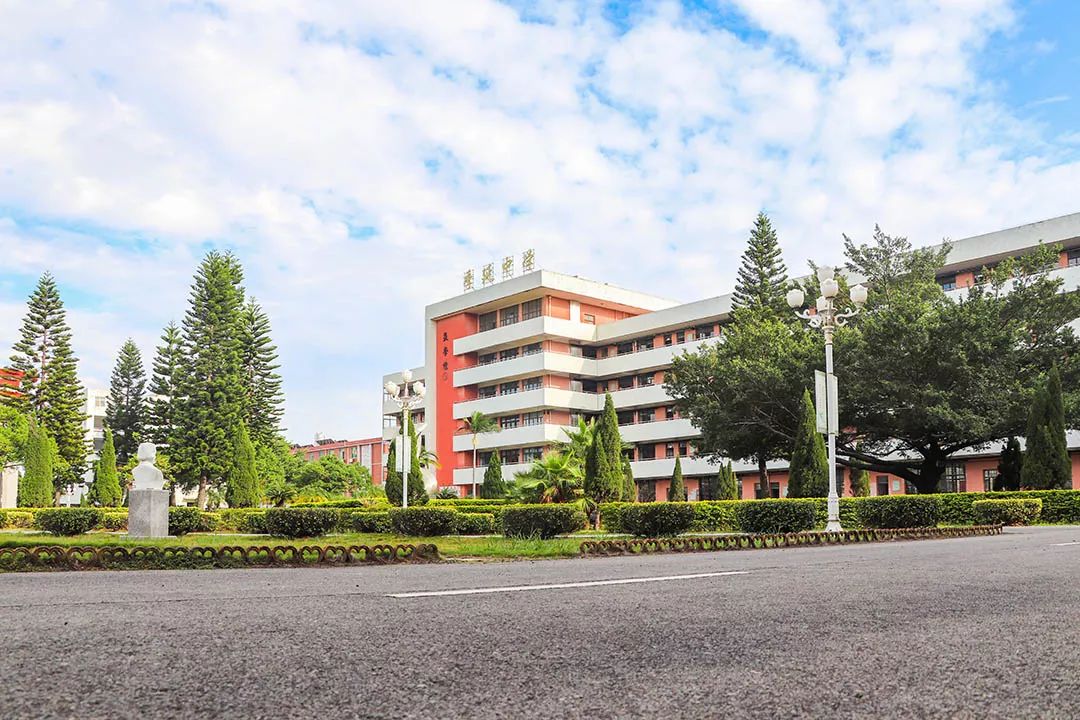 泉州这所中学，办过世界级比赛，还有独立露天游泳池？！厉害了！