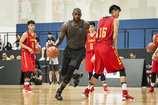 为什么nba球员肌肉不一样（没有对比就没有差距！中国球员和NBA球员站一起时，肌肉差太多了）