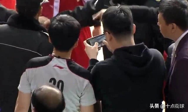 联赛用球和cba用球哪个好(CBA与NBA差距究竟有多大？王治郅曾详解，NBA比赛球都是特殊材质)