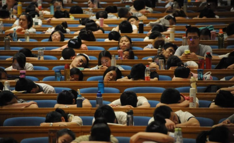 为何大学课堂上睡倒一片，老师依旧从容讲课？因为早已司空见惯