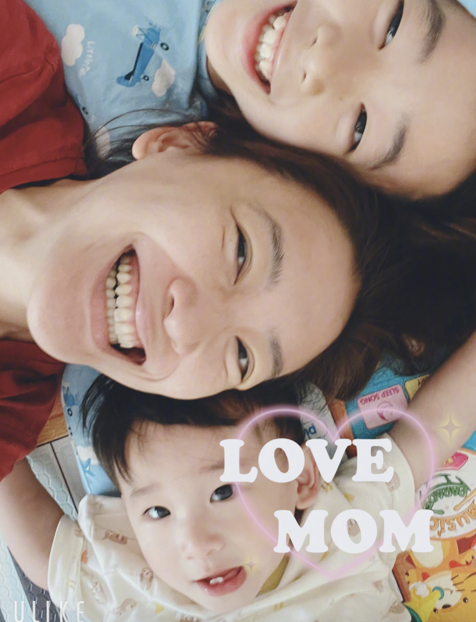 应采儿罕晒次子视频，HoHo举着红旗一路小跑，露小乳牙萌态尽显