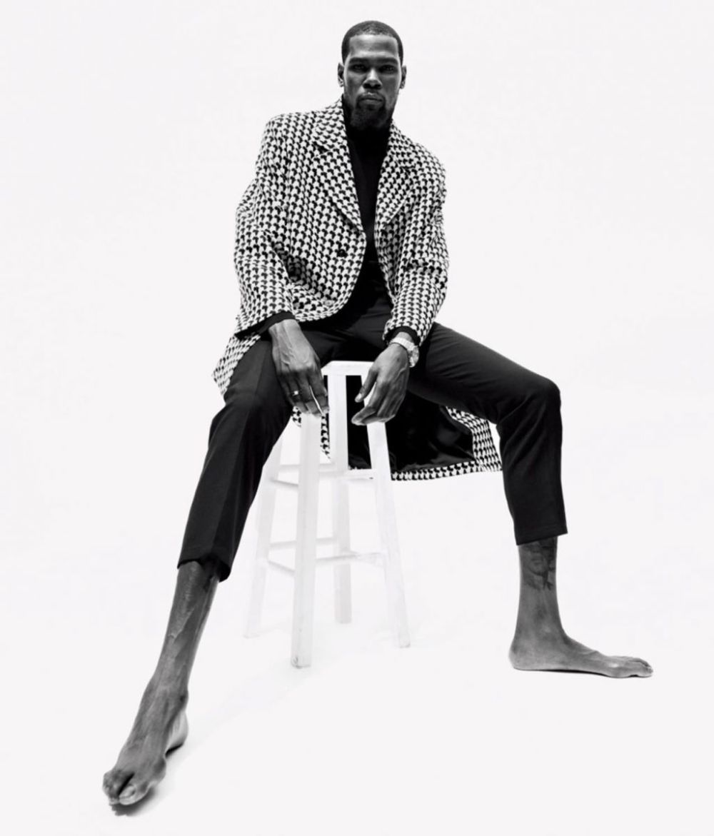 美國籃球鞋的尺碼表怎么看（NBA巨人的腳有多大？KD大腳鏡頭都裝不下，一人腳穿59碼籃球鞋）