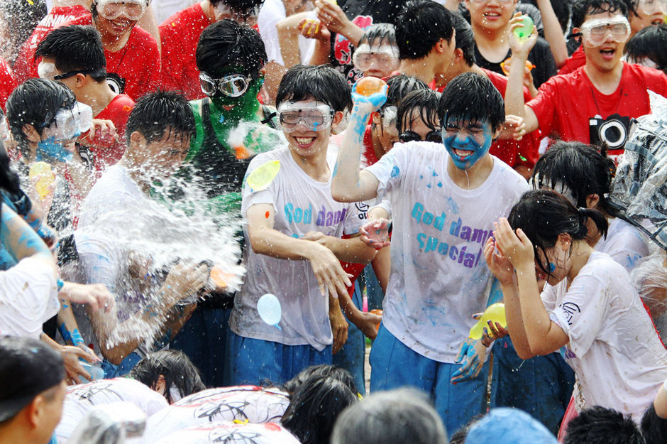 老照片回顾高考43年：哪一年最惊心动魄？