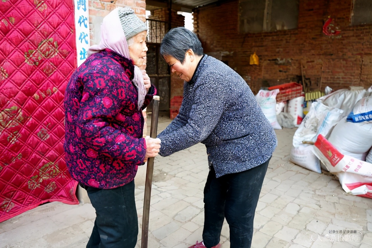 农村女人美起来是女神：76岁婆婆染红指甲，92岁奶奶穿花衣裳