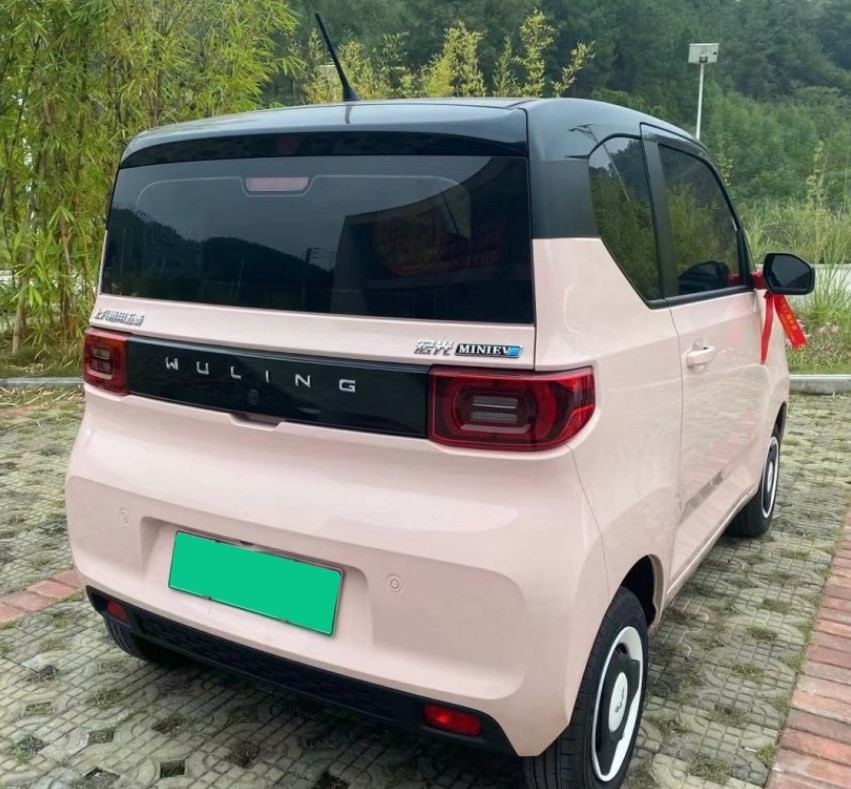 女司机的“代步利器”，C2驾照就能开，半个车位可停，仅售4万多