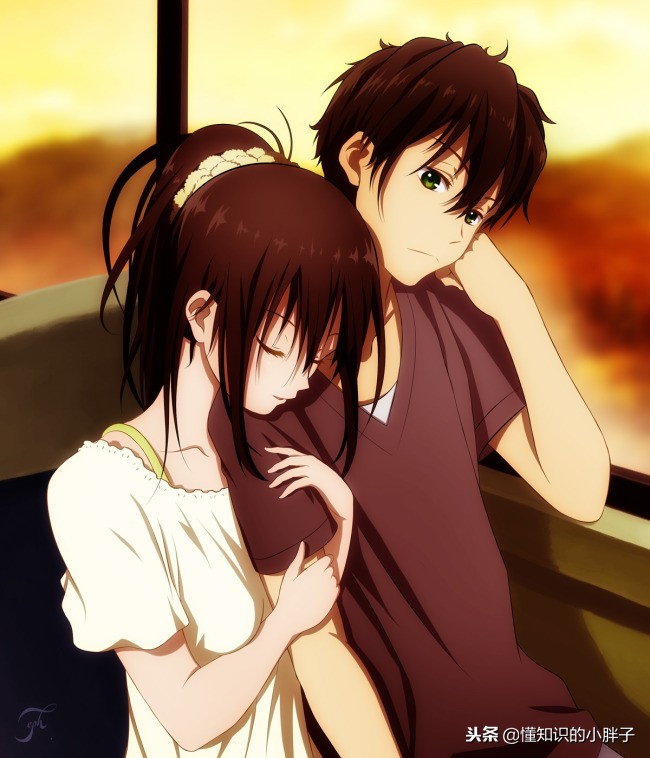 知道为啥 女人愿意挽着爱人的手臂