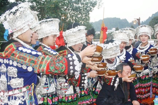 西江千户苗寨：“多彩贵州”一处梦中的风景，一个满目银饰的地方