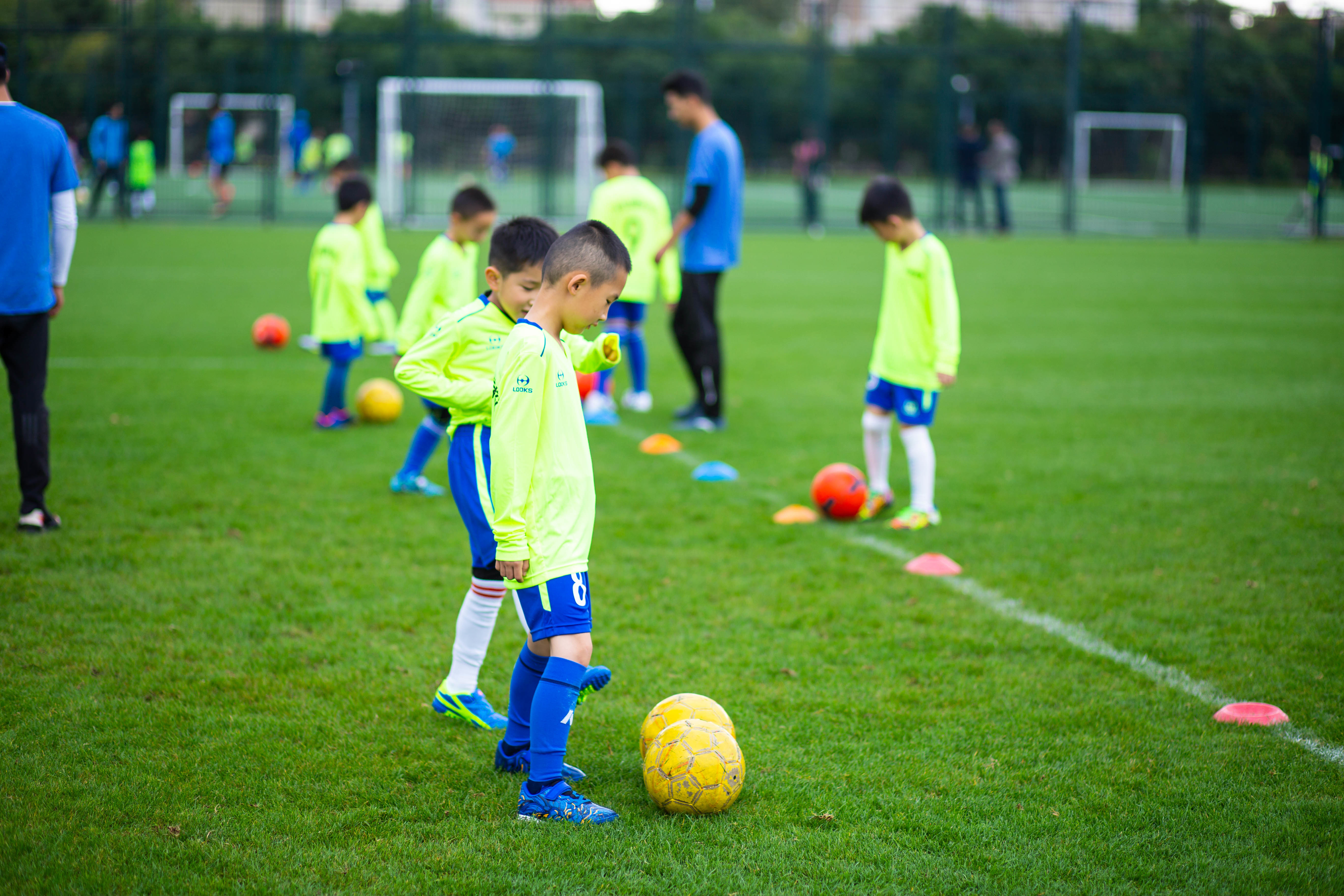 校园足球训练教学视频（大力发展校园足球，让每位学生掌握1至2项运动技能）