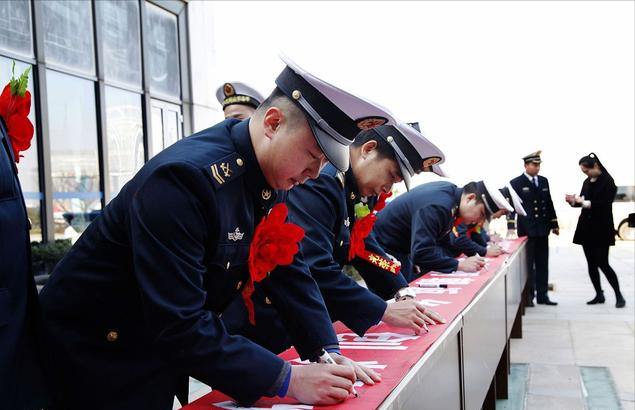 专科大一去当兵，义务兵期满是“退伍”还是“留队”好？