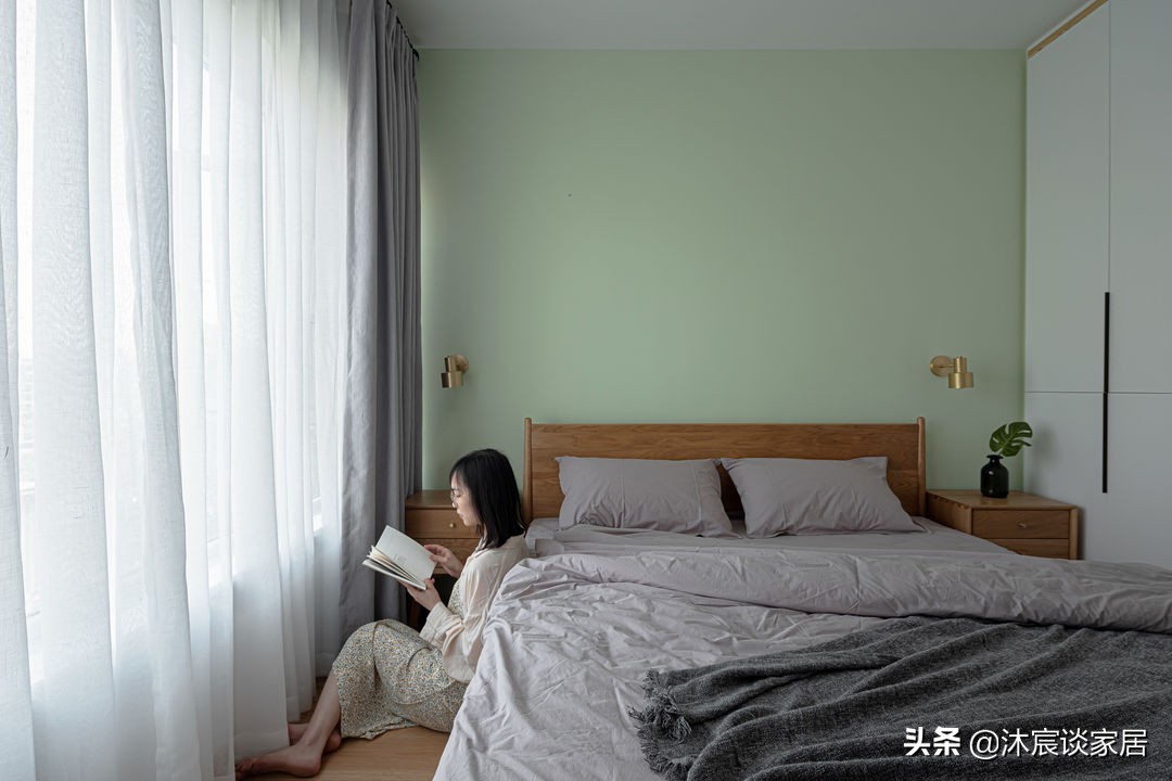 她的新家，自然舒适，灰色瓷砖配着大白墙，经典大方不易过时