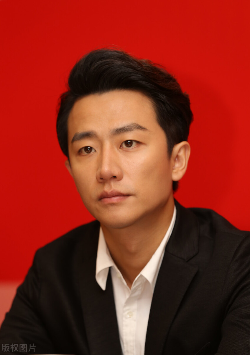 遭张艺谋忽悠，被传傍蒋雯丽上位，“狠人”黄轩的粉红成名史