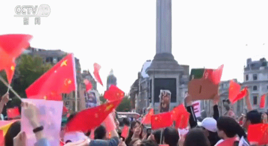 老外赛前唱中国国歌(伦敦百余个华人社团自发集会护港 华侨华人合唱《我爱你中国》)