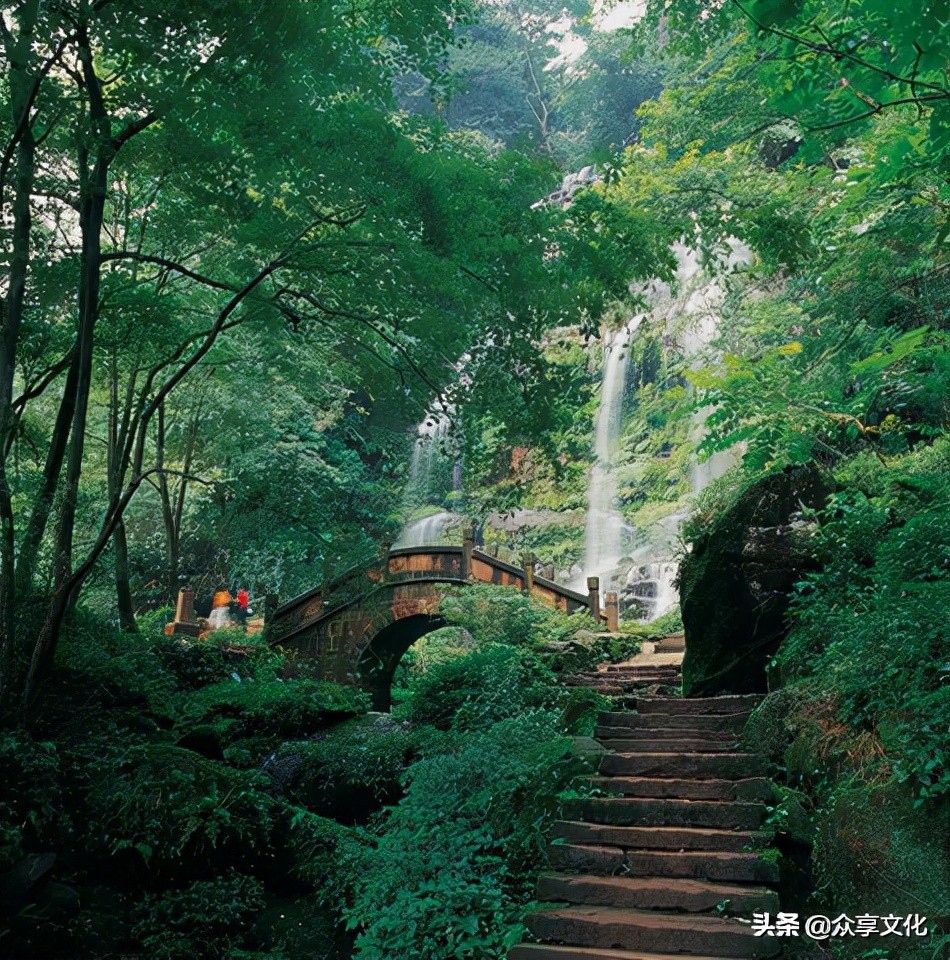 诗游成都：蜀道山川异，已然入青天。芙蓉漫青城，游人在锦里