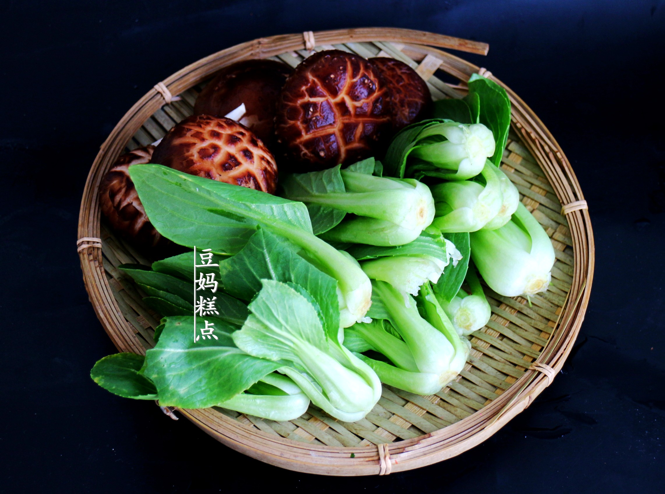 香菇油菜的做法（三分钟就能会的年夜菜香菇油菜做法教程）