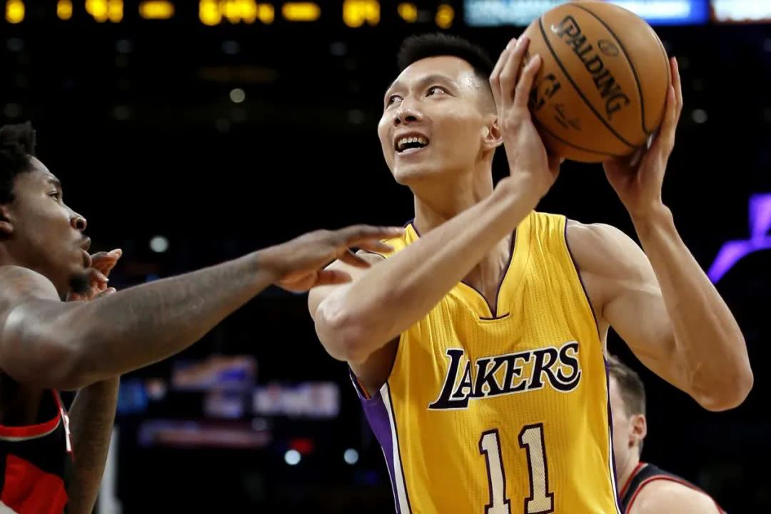 男篮易建联简介（从青涩男孩到广东男篮的顶梁柱，易建联当之无愧的CBA第一人）