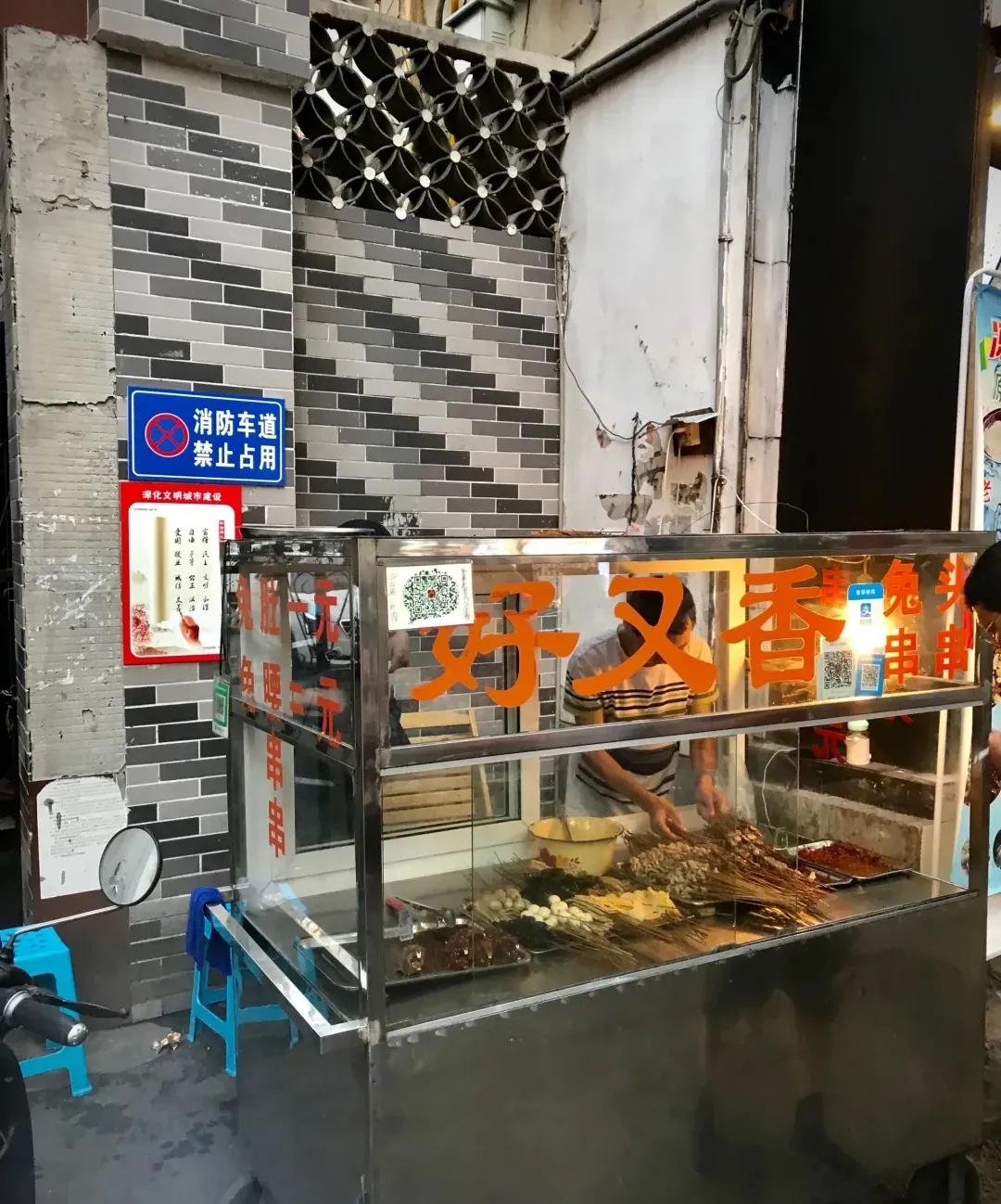 顾客站着吃,成都老牌的油卤串串香,一元一串,每天卖出几百串?