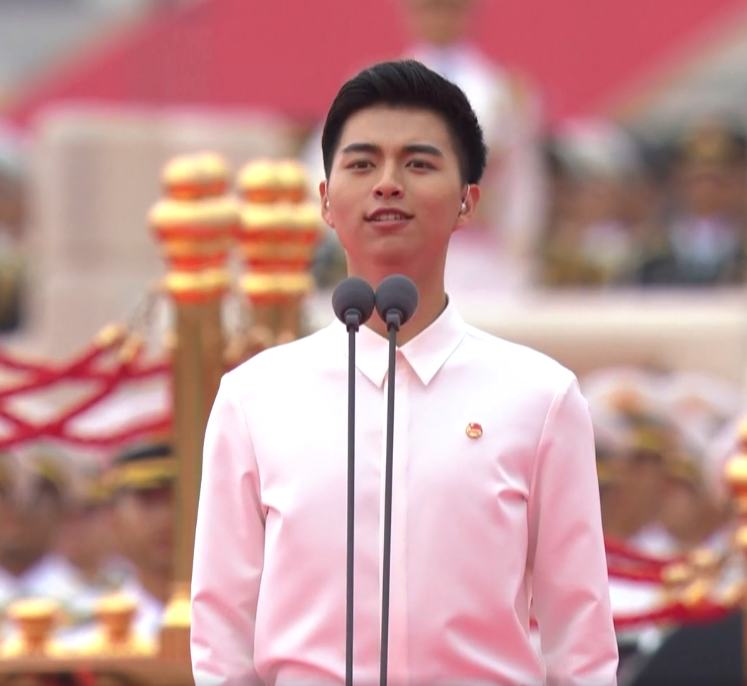 引领朗诵的4名青少年来自什么学校？中传、中财大，还有两所小学