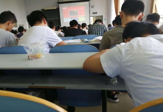 大一新生有必要带电脑去学校吗？辅导员给出建议，家长需提前了解