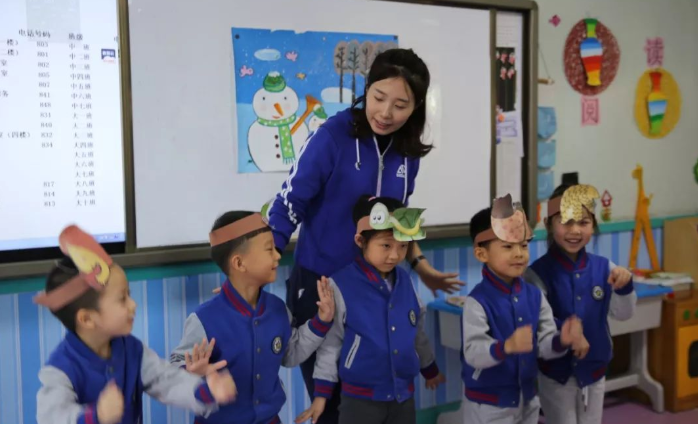 学费三四千的幼儿园，幼师的工资却只有两千多，原因真的很现实