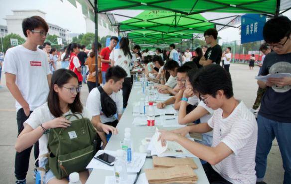 新学期开学后，武汉各大院校现天价学费，学生表示：快上不起学了