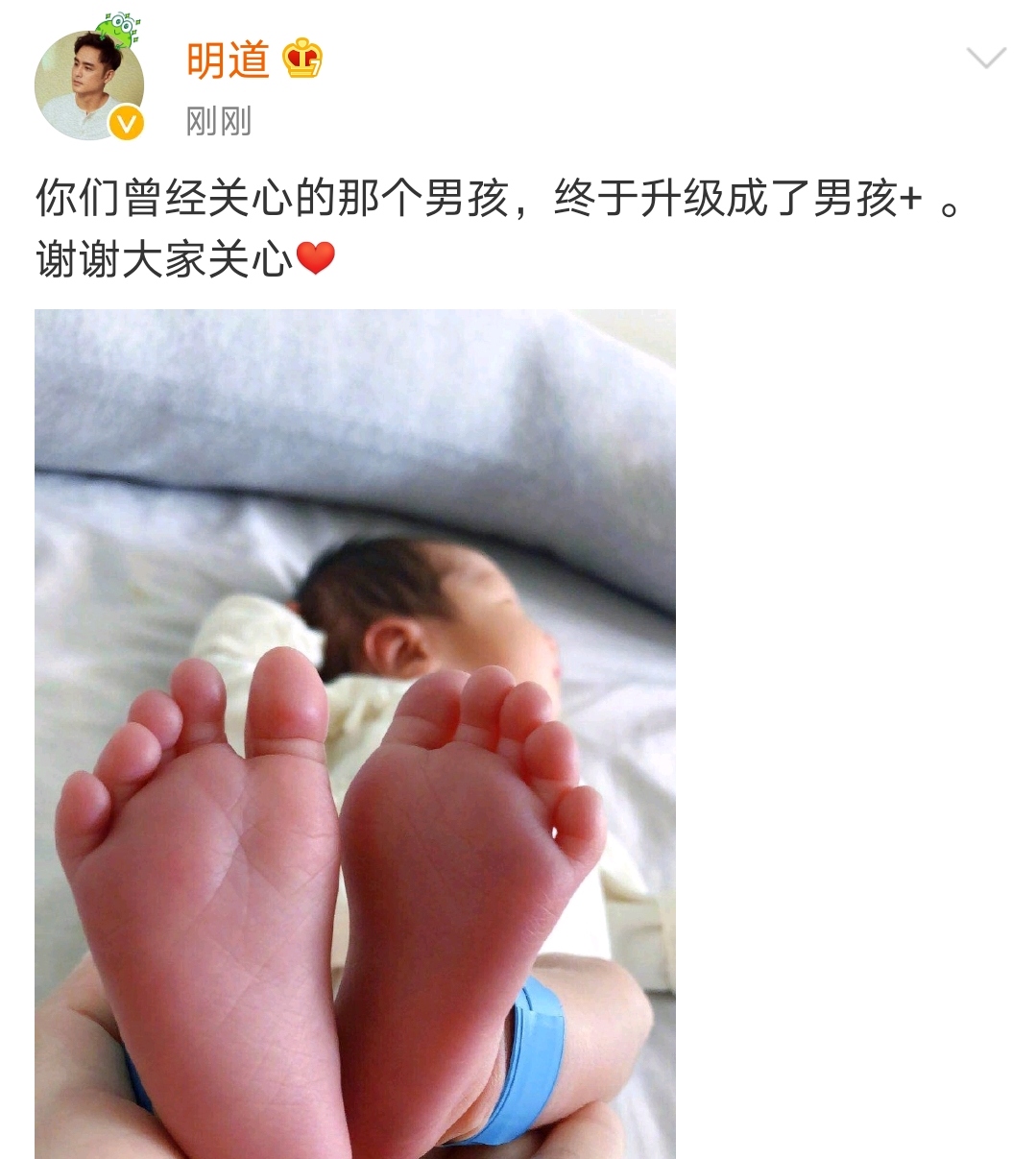 明道双十一罕晒父子合影，为自创品牌打call，儿子手持麦穗祝大卖