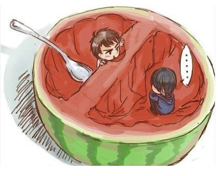 将西瓜对半浸泡,用勺子挖着吃