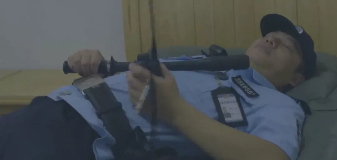 “这里的人刑期比命还长，看押他们，我就像坐在火山口”