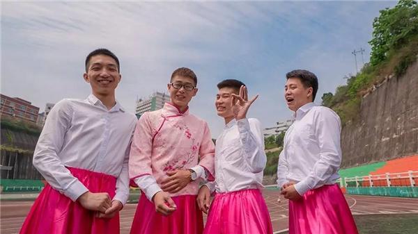 男班长拍毕业照短裙上阵，“大长腿”羡煞女同学，此刻我独领风骚