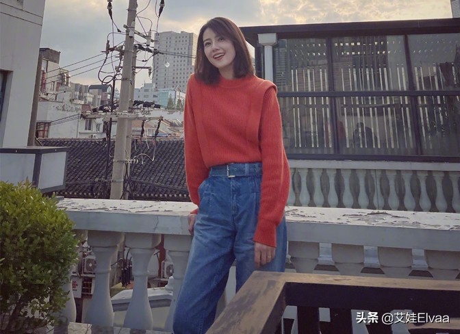 高圆圆下班走机场，穿西装配蕾丝打底衫，认真起来真没人比她会秀