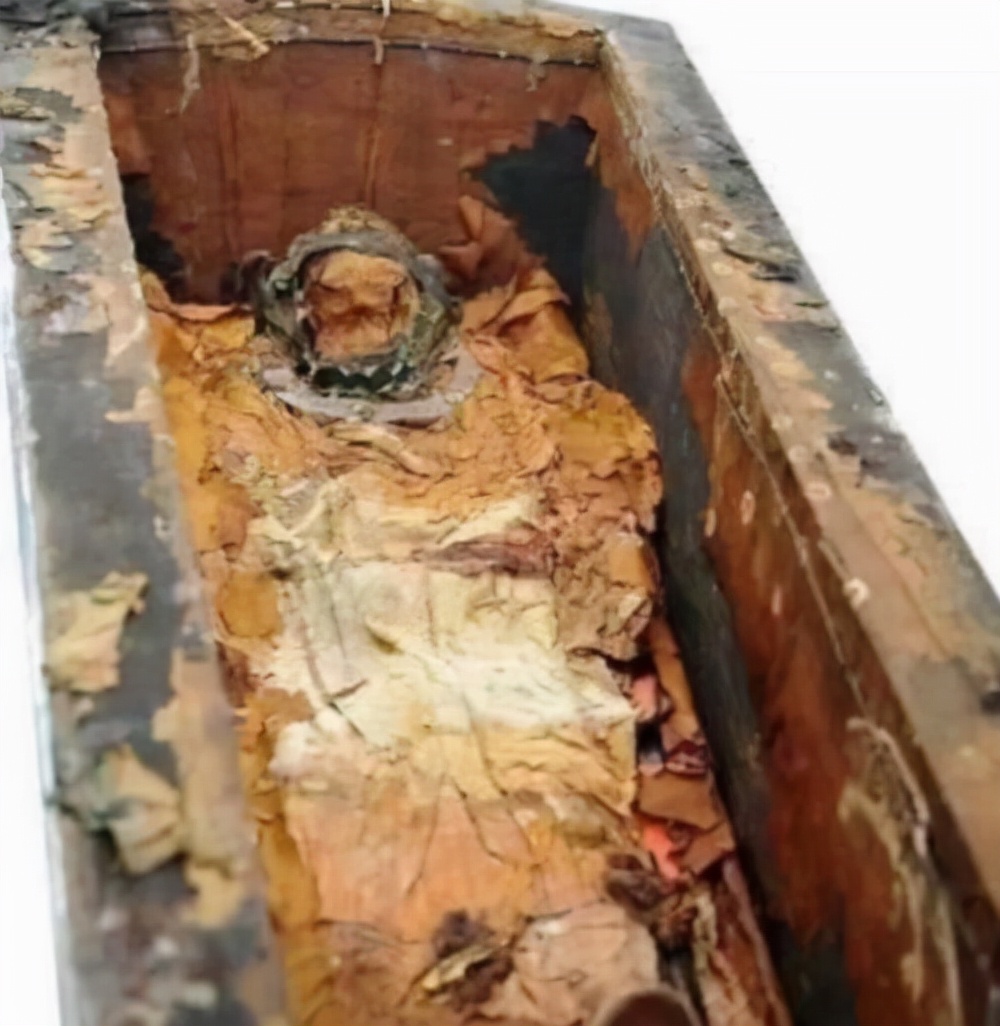 李莲英坟墓被挖开，棺内发现诡异的陪葬品，专家被吓得浑身发麻
