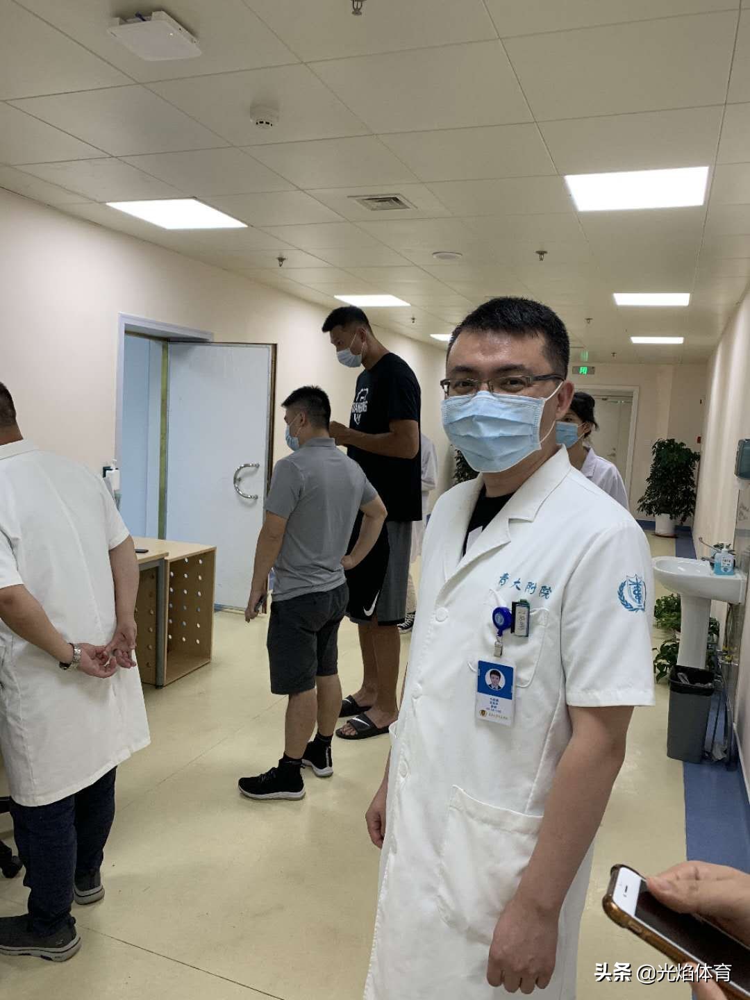 易建联跟腱断裂视频(广东媒体曝易建联跟腱断裂，姚明易建联对话让真相扑朔迷离)